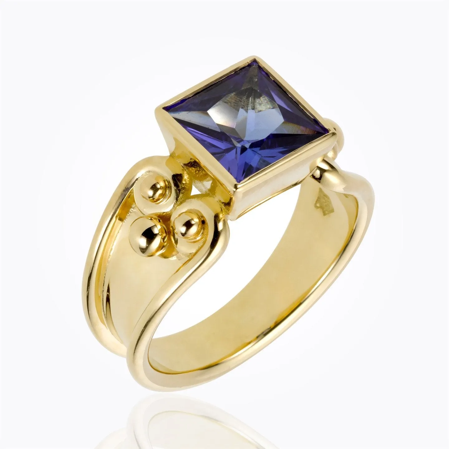 18K Swirl Ring with tanzanite